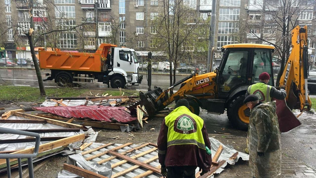 Понад 2,7 тисячі заявок за вечір: у Харкові ліквідовують наслідки негоди